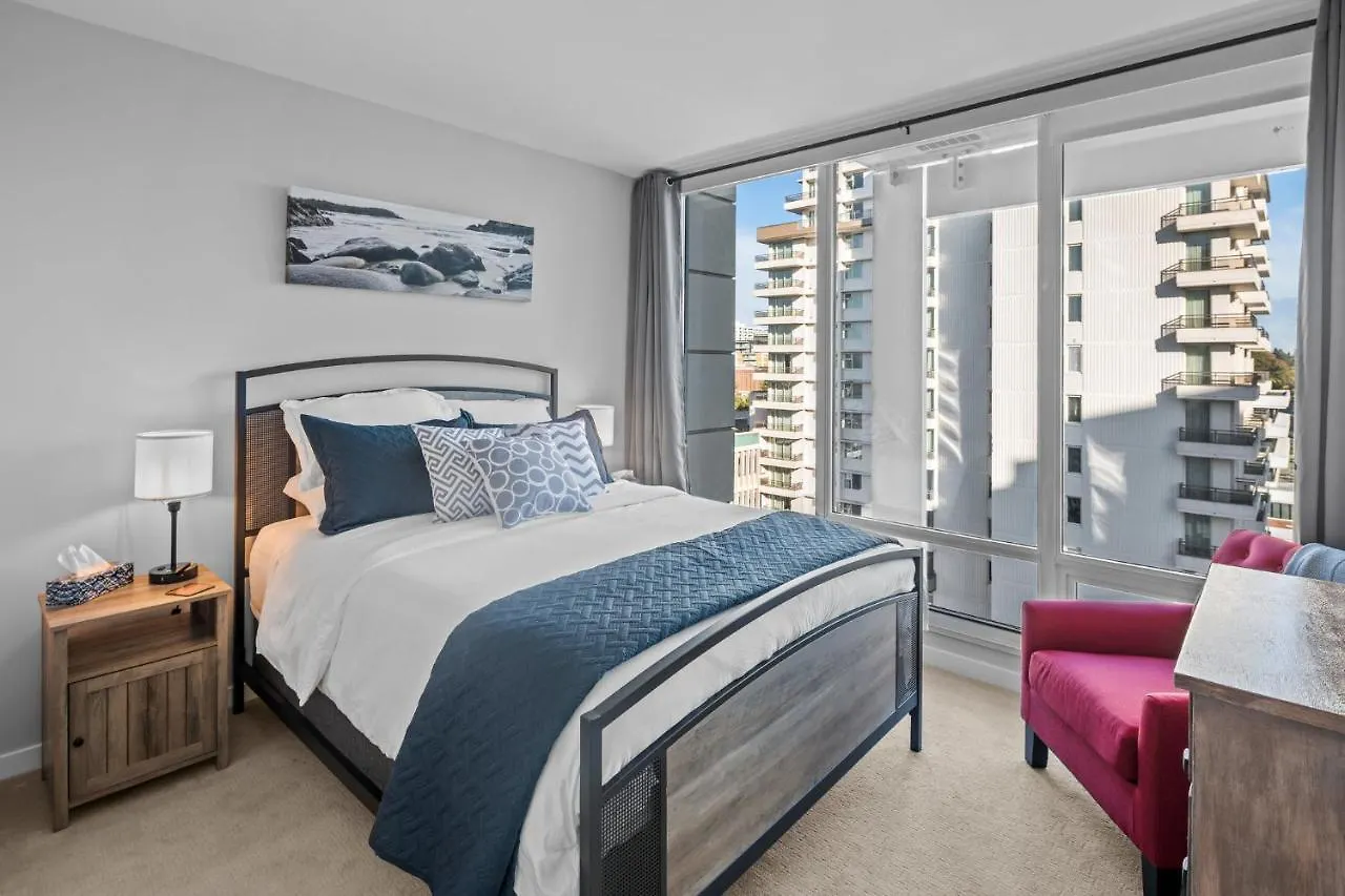 Holiday home Falls Parliament Suite By Iris Properties! Victoria Canada